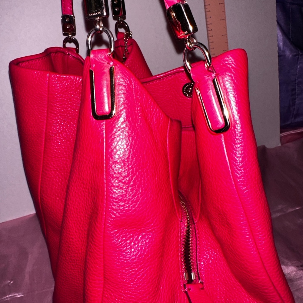 Fabulous Hot Pink Coach bag - Picture 3 of 12
